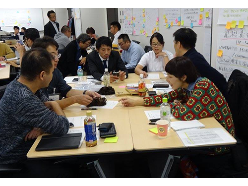 「エリア・ネーションズ千葉」の卒業式におそろいのTシャツで参加